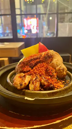 份量十足👀 火焰雞送上枱嘅時候，服務員仲會喺我哋面前即場喺鐵板上點火，非常有氣氛😉 順帶一提，除咗嫩滑嘅雞肉，大家千祈唔好錯過伴碟嘅椰菜，入口爽脆仲好Juicy㗎!