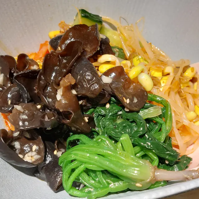 前菜冷盤，泡菜最好食，凍腸都ok，細食唔需要夾其他