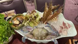 所谓海鲜火锅就系得一盘咁大把，食完就冇㗎啦