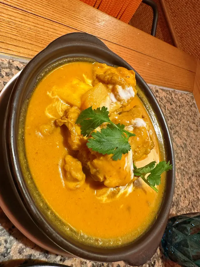 完全唔辣既咖喱配搭椰子香，入邊除咗有夠晒粉嘅薯仔，仲有好甜嘅新鮮菠蘿，雞肉都係其次，送飯一流。