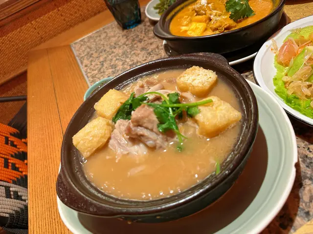 呢個肉骨茶完全冇藥膳味，上枱嘅時候個煲仲滾緊，雖然跟餐但係啲排骨好足料。￼