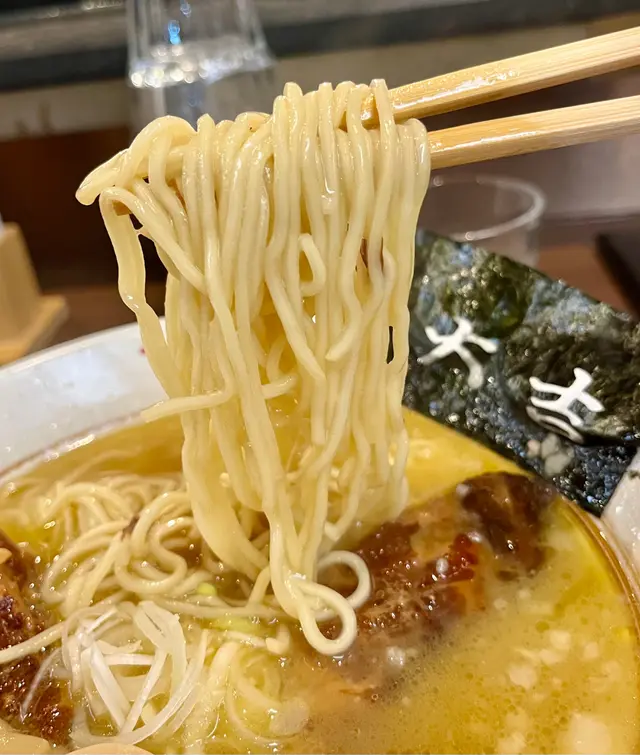 招牌原條豬軟骨拉麵