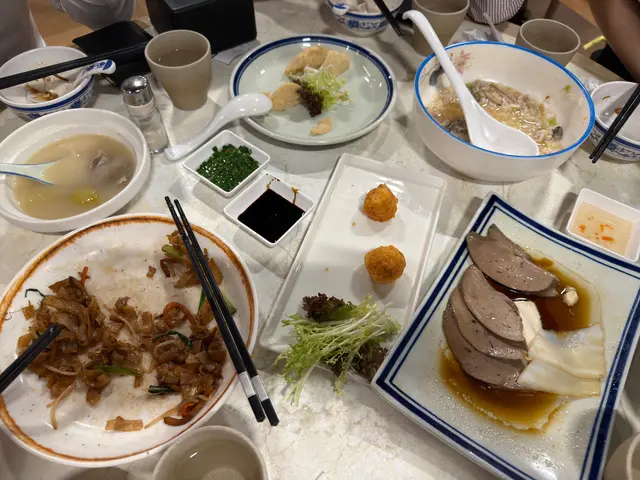 酥炸普寧豆腐,自家製蝦蟹棗,滷水三拼,蠔仔肉碎粥,胡椒鹹菜豬肚湯,潮州風味炒河