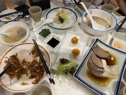 酥炸普宁豆腐，自家制虾蟹枣，卤水三拼，蚝仔肉碎粥，胡椒咸菜猪肚汤，潮州风味炒河