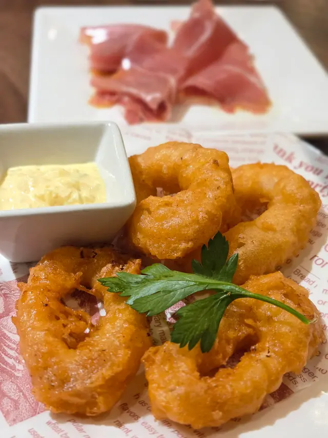 意式炸魷魚圈配他他汁