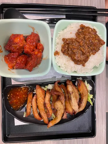 豬頸肉，鎮江排骨，肉燥飯，（奶油脆豬，檸茶唔記得影）😫
