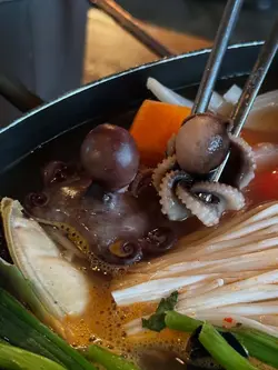 呢个鱼糕汤入面除咗有好味嘅鱼糕串，仲有大粒又肥美嘅青口、QQ 嘅八爪鱼、翠玉瓜、金菇、韭菜等等 🍲🔥
