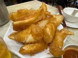 鱿鱼新鲜，但好多油。估计油温控制未到位。也食不出椒盐...似炸鲜鱿