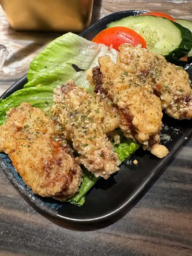 外皮炸到金黃香脆,咬落有肉汁,蒜香加埋牛油香,可能係我食過最好味嘅牛油雞翼!
