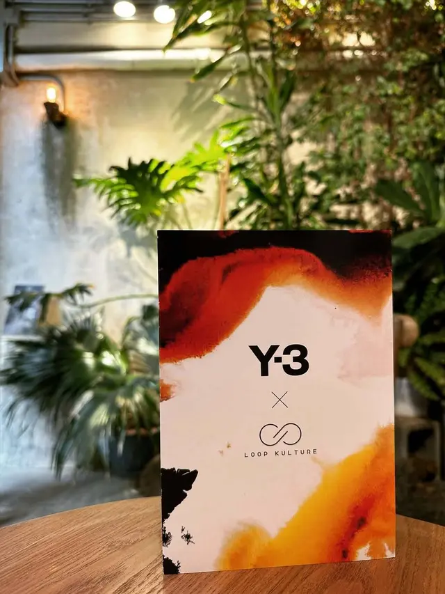 原來最近佢哋同 Y-3 crossover,將時裝融入 Cafe 入面,樓上樓下都擺咗唔少 Y-3 精品,唔同角落都幾打卡able 🖤