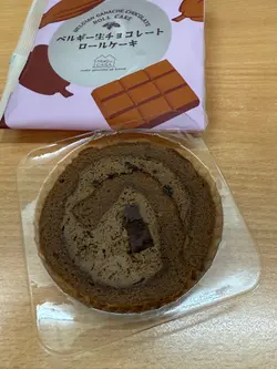 比起C字頭連鎖店卷蛋，呢度嘅cream冇C字頭咁滑、口感冇咁light，但亦都冇！咁！甜！！
對於要求甜品「唔係太甜」嘅香港人嚟講，甜度真係好重要啊，上次OMW食卷蛋C嘅時候覺得太甜喇，決定要停一排唔食住。於是呢個甜度真係深得我心，佢甜得嚟又帶啲苦味（感覺似50-65%朱古力嘅苦），cream裡面仲有啲朱古力粒粒帶嚟少少脆嘅口感，卷蛋中間仲有粒生朱古力！食完勁滿足❤️❤️❤️