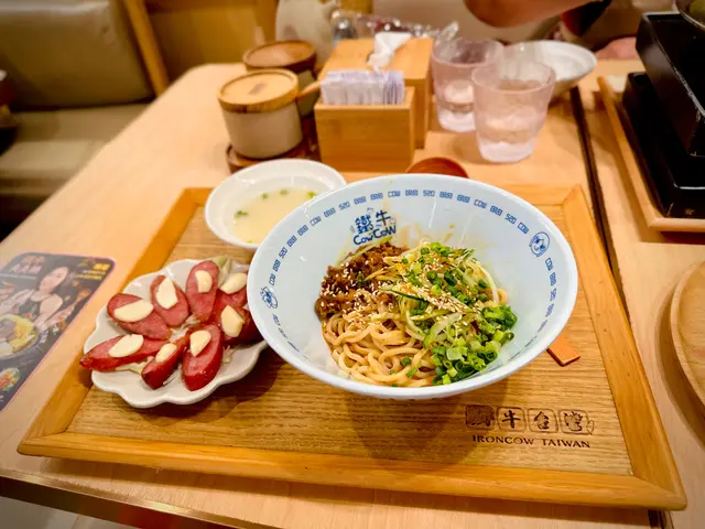 麻辣擔擔夜市小香腸拌麵