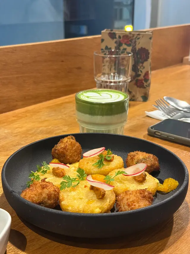 炸蟹肉球拼薯餅配蜜糖芥末醬及茄乾醬