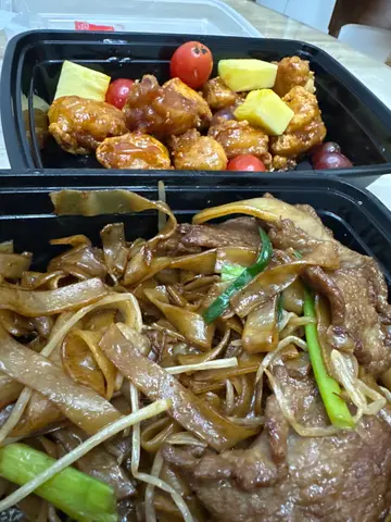 干炒牛河 + 咕嚕肉