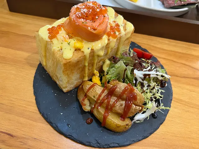 雙重三文魚芝士滑蛋吐司