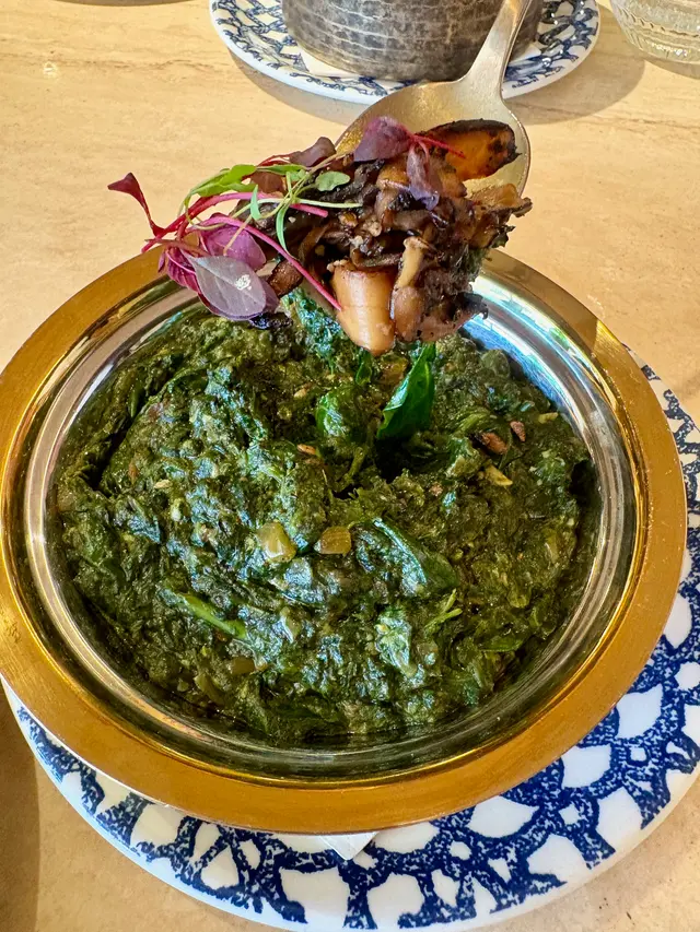 香料菠菜苗煮雙孢蘑菇