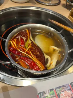 午餐點了個一人套餐，
份量還可以，
我還加了個黃喉、丸子。
但因為是鴛鴦鍋，
鍋裡太小了😩
火都不能開大一點點
說實話，味道還可以
但是完全不辣😂
相對於重慶那邊，
應該是微微辣吧🤣🙌🏻
我找機會吃九宮格看看會不會辣一點🫣

服務嘛…不會很熱情，
但又會及時收拾東西，挺好的。
#FoodieLife
 #ilovefood #DiscoverMore #香港探店 