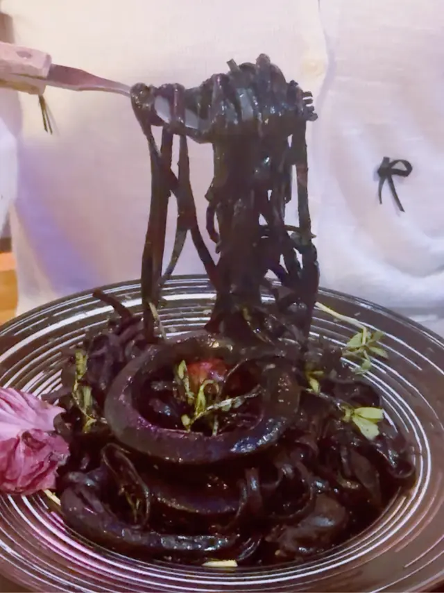 墨魚汁魷魚圈帆立貝扁意粉