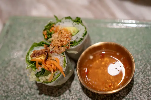 脆蒜牛油果米紙卷