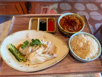 少爷海南鸡饭，配椰香冬阴功汤