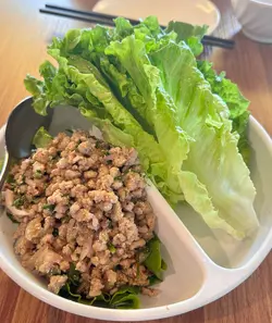 份量不少，大約有八片生菜。