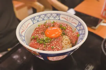 輕燒宮崎和牛月見丼