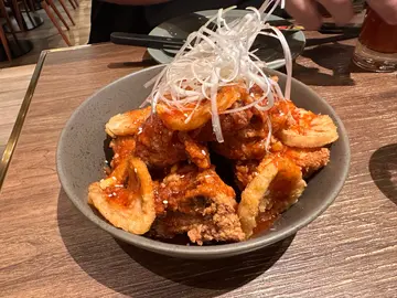 蒜香甜辣炸鸡配炸莲藕片