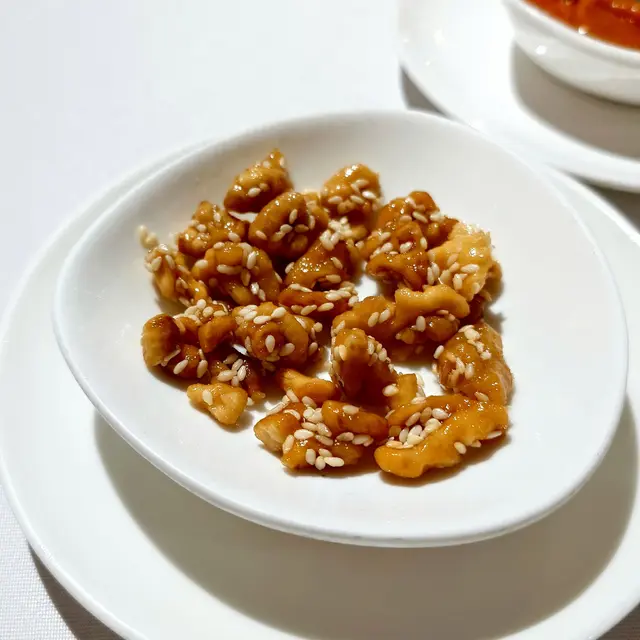 🐑虎珀合桃，呢度高級食府嚟講，算唔合格喇，唔夠香又唔夠脆，發揮唔到堅果應有嘅香味。世一虎珀合桃，係嘉麟樓當之無愧