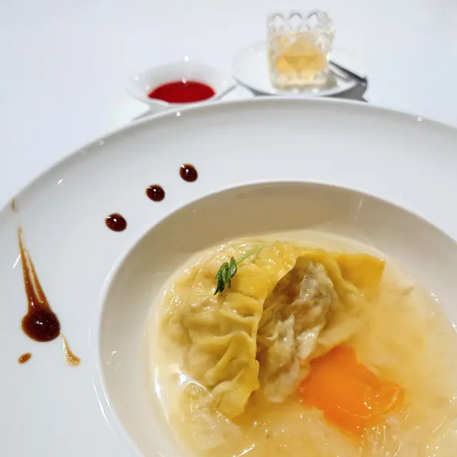 🐑魚翅灌湯餃，嚴格來說，呢個唔係灌湯餃，而係湯浸餃。大餃蒸好，再放入魚翅湯中，湯雖只是二湯，但火腿嘅味道，依然可品嚐得出。接近$170一隻，魚翅放晒喺個湯度，一目了然，份量之多🤯，我自己都嚇了一大跳，太慷慨了吧，絕無冇欺場