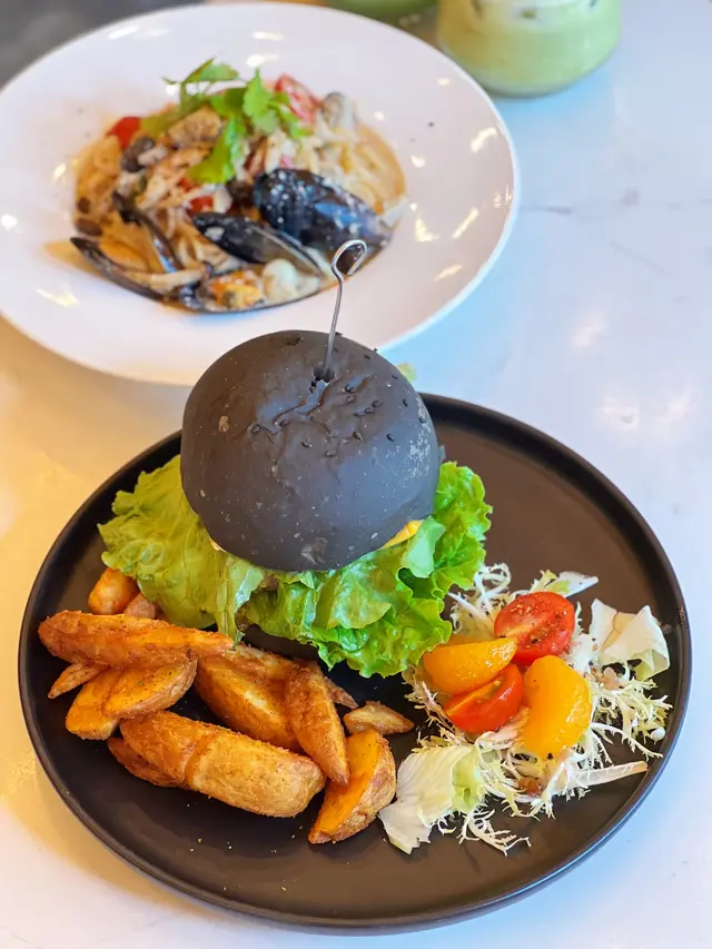 100%純牛肉雙重芝士竹炭漢堡