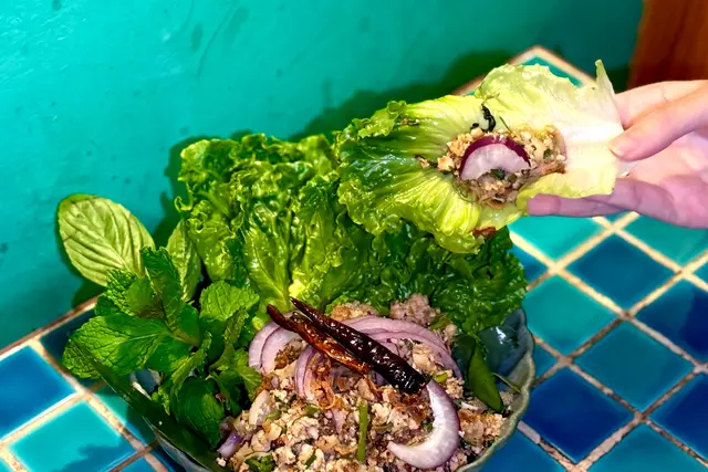 依善辣豬肉碎生菜包