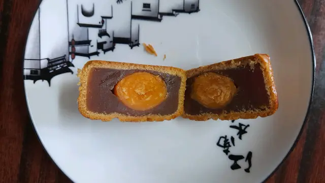 切開嘅迷你蛋黃蓮蓉月餅