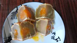 切開嘅雙黃白蓮蓉月餅