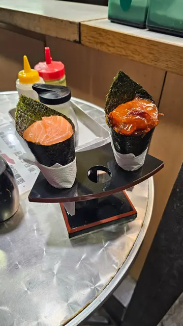 三文鱼手卷&芝麻八爪鱼手卷