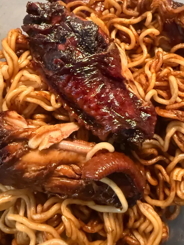 瑞士雞翼撈公仔麵