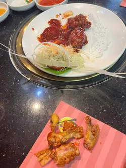 成碟炸鸡比啲鸡颈位, 鸡脚位，8-10旧肉，试左得一旧有肉正常，其实唔系无肉就颈位脚位，叫甜辣炸鸡，个汁系咕噜肉既茄汁底, 炸粉超厚，反映完话再炸返几旧出黎，都仲食到颈位
