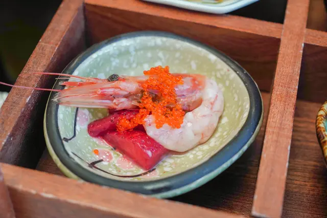 甜蝦飛魚子配日本熊本士多啤梨