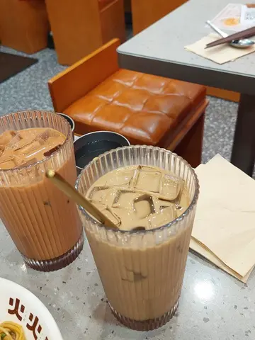 台式濃厚奶茶（左）台式炭燒奶茶（右）