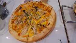 松露牛肝菌鸡肉芝士薄饼