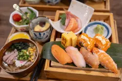 什锦刺身寿司盛盒配牛肉乌冬 