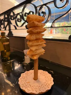 牛角包的感覺，酥皮，挺脆的，但是味道並沒有很特別