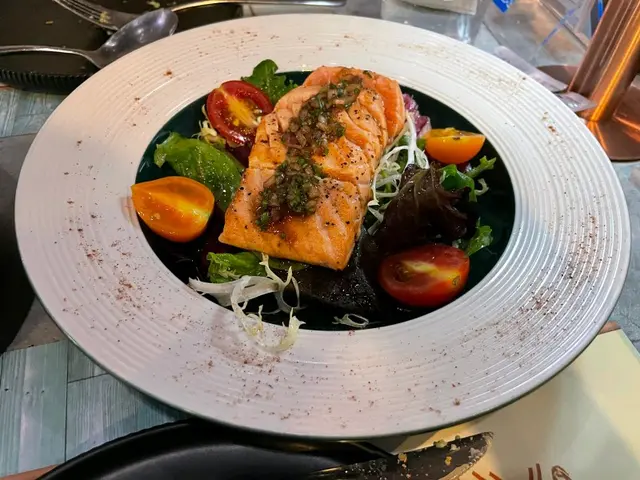 火炙半熟三文魚伴紫蘇莎莎