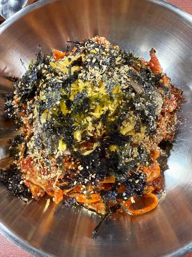 是涼麵,不是熱的,偏辣,有點像火雞麵的辣