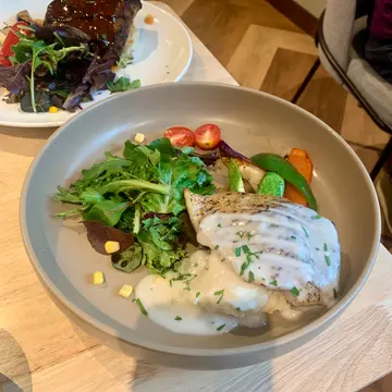 焗盲𫚧鱼柳配茴香忌廉汁 薯蓉