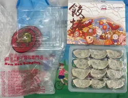 将军澳新都城商场饺掂:汤饺子同煎饺子都算足料, 煎饺和汤饺嘅size都不相伯仲;但煎饺子嘅碟底有油,仲有一点点黑色嘅镬捞;汤饺子就比较正常,汤底就一般;食汤饺子仲好似平啲、健康啲!另外,外卖生饺子好似明显比汤饺子和煎饺子细粒,仲要另外加钱买外卖盒;既不方便又唔环保!?