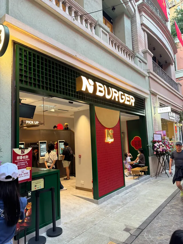 門口有個百家姓利是封，可以打吓卡