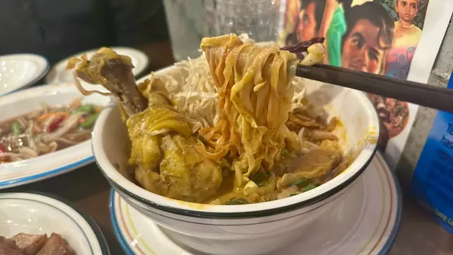 麵條一半係雞蛋黃麵,另一半係酥炸過,食嘅時候有雙重口感,
咖哩溫潤辛香,椰奶味濃,麵條好掛汁,好滋味~
加上泰北金麵必配嘅酸菜,
完全💯係正宗清邁傳統泰北食法!💕