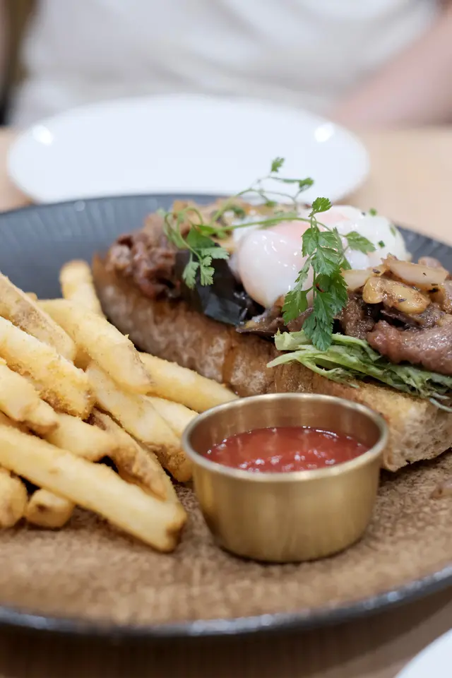 黑松露野菌牛板腱溫泉蛋酸種包 