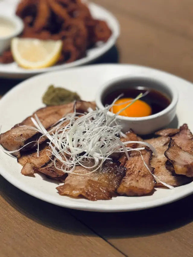 燒豬頸肉配京蔥絲蛋黃