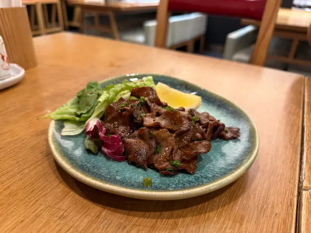 鹽燒牛舌也是另一推薦菜式，薄薄的牛舌口感非常好，而且很惹味，所以每次來都要嗌